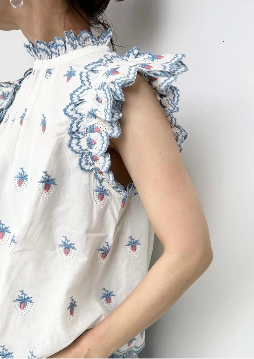 

2023 Lace Standing Neck Strawberry Embroidered Shirt Multi Layered Flying Sleeve Cotton Top