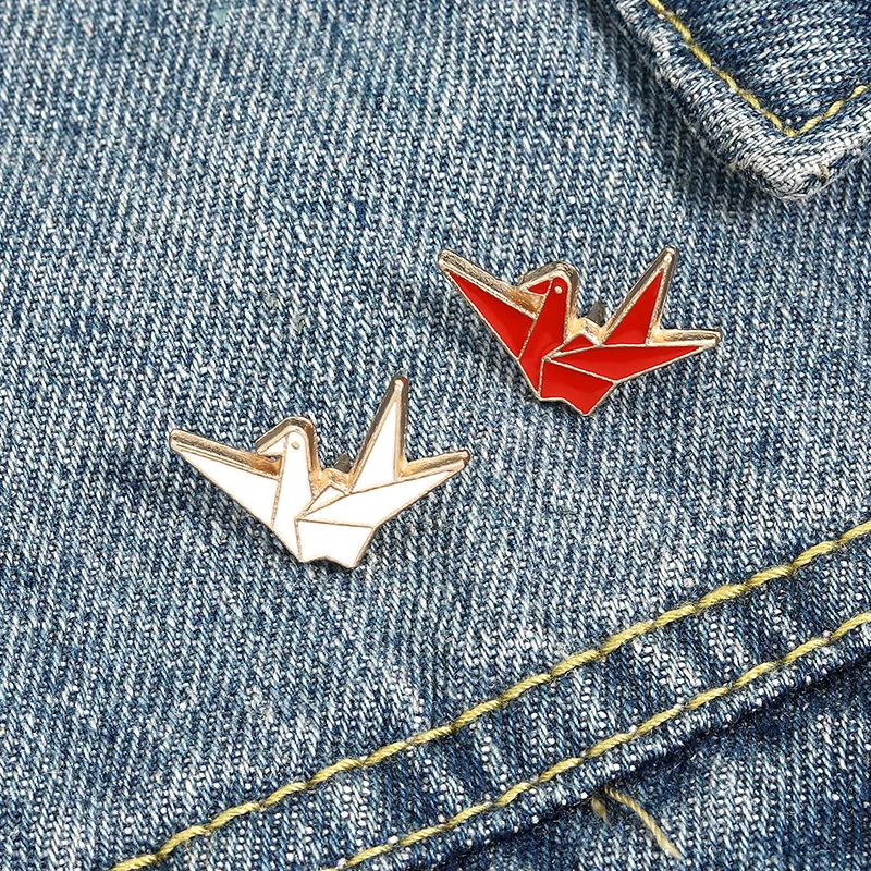 

Student Thousand Paper Crane Pins Accessories Clothing Backpack Alloy Brooch Enamel Lapel Pins Badge Wholesale