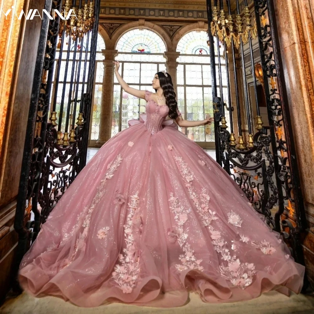 Женское платье с длинным шлейфом розовое принцессы открытыми плечами и