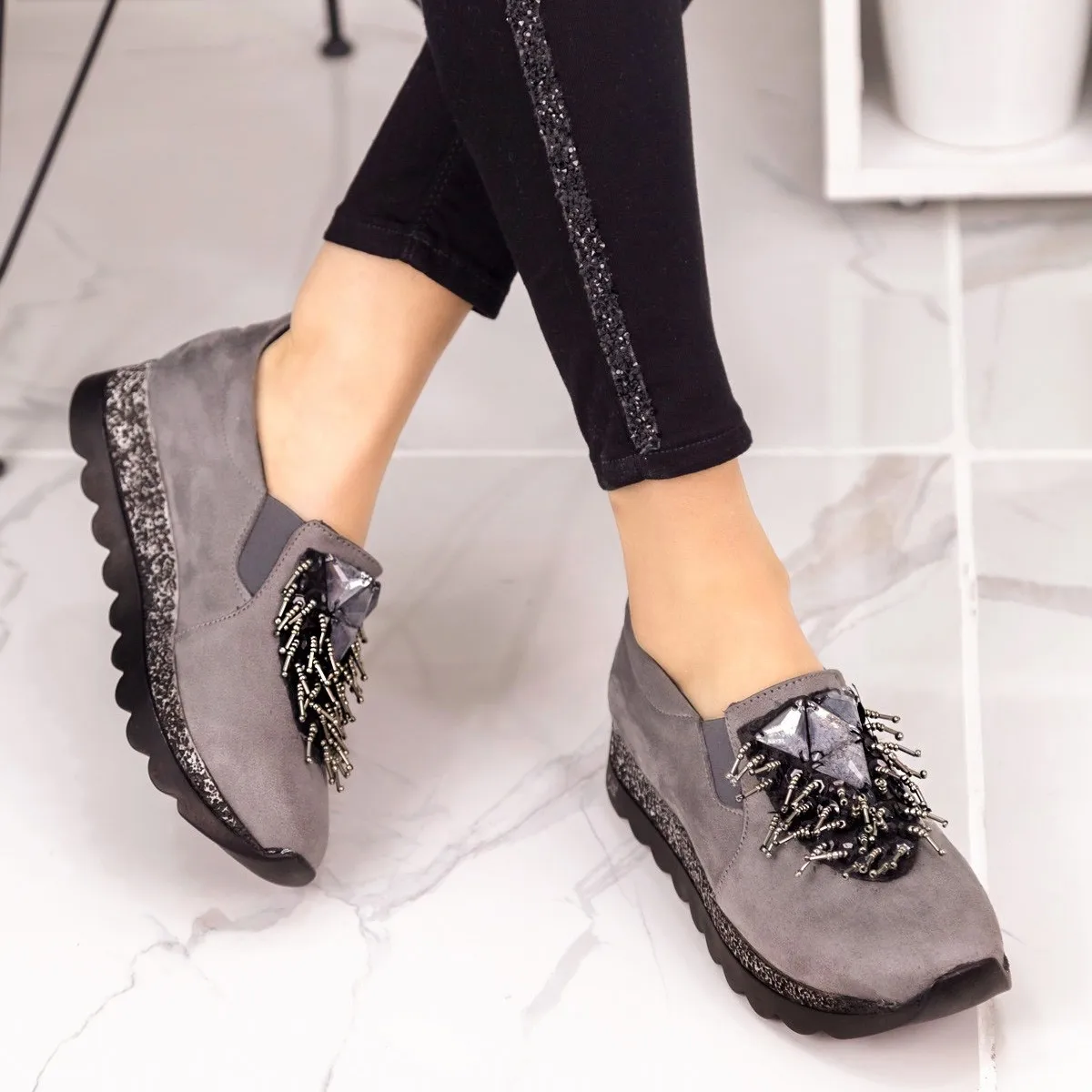 

Wilda Gray Suede Sport Shoes High Quality Elegant Design Flexible Casual Style Fashion Light Women 'S Shoes