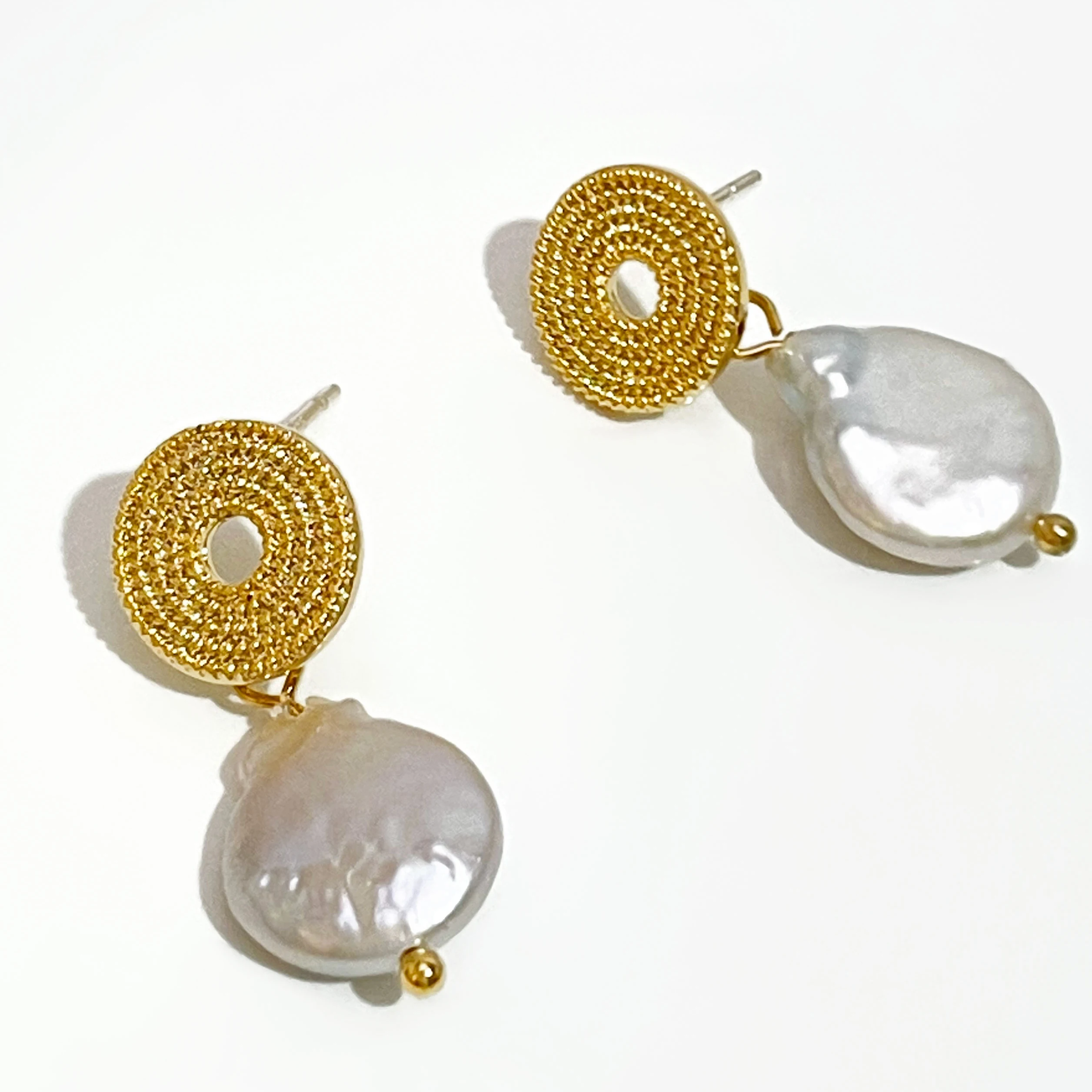 

Peri'sbox Baroque Hanging Freshwater Pearls Earrings for Women Elegant Charms Dangle Earrings Unique Small Coin Earrings Femme