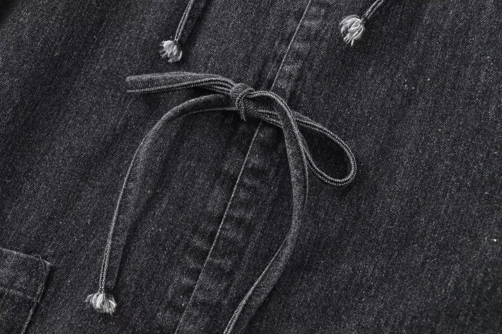 Женская джинсовая рубашка с карманами на шнуровке