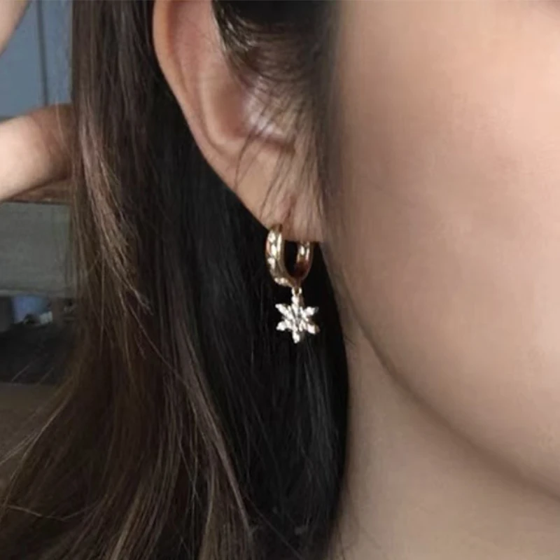 Серьги Starlight Snow Яркие элегантные серьги со снежинками из циркона с гвоздями