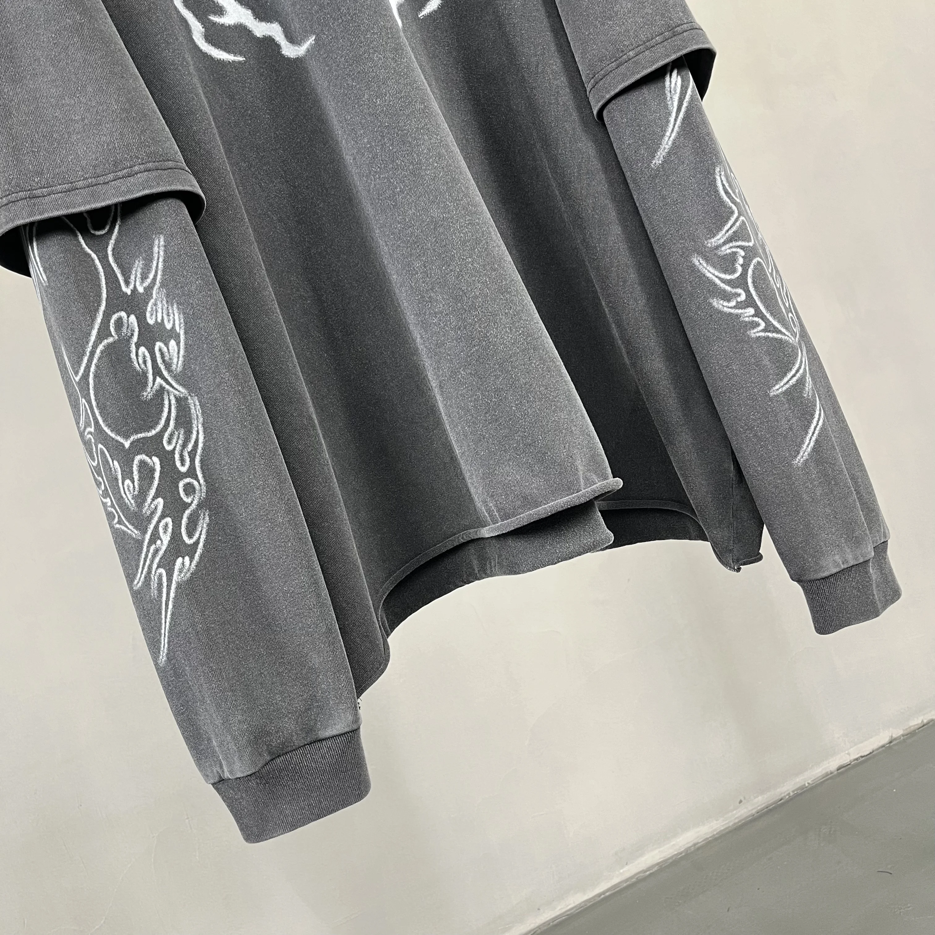 Футболка с длинными рукавами и кружевным принтом