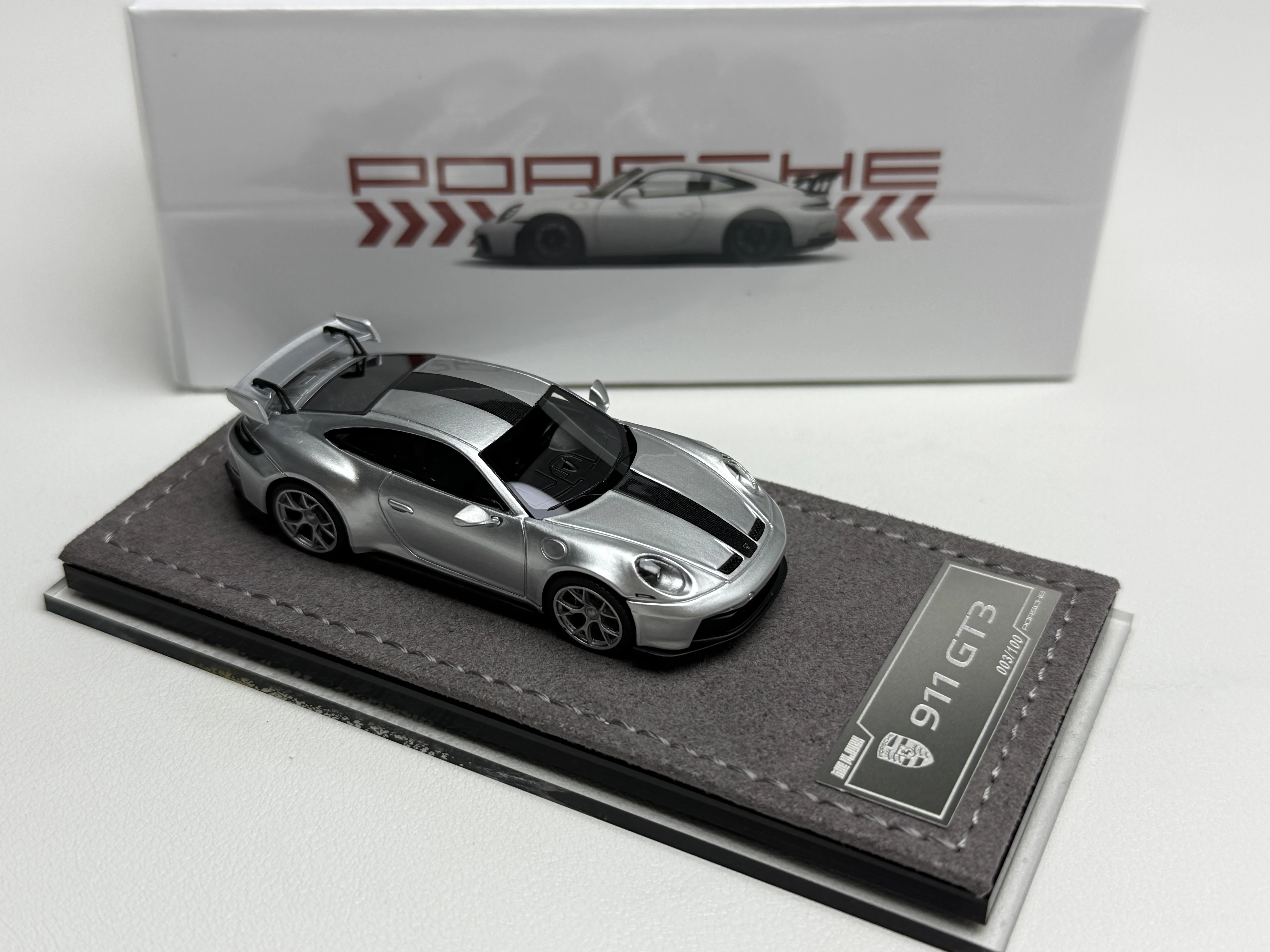Фото Масштаб 1:64, новая модель 911 GT3 серебристого цвета, статическая миниатюрная имитация автомобиля из смолы, предмет декора для комнаты, праздничный подарок. №4