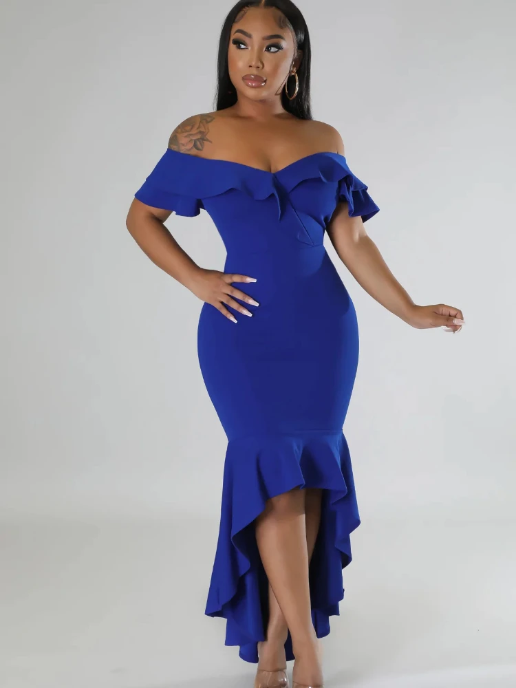 Женское облегающее платье с открытыми плечами и оборками