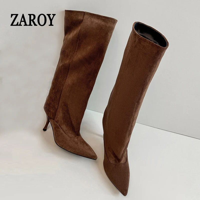 Фото Женские зимние сапоги ZAROY до колена, теплые, на тонком высоком каблуке, с острым носком, из замши, длинные, дизайнерские, для банкетов №1