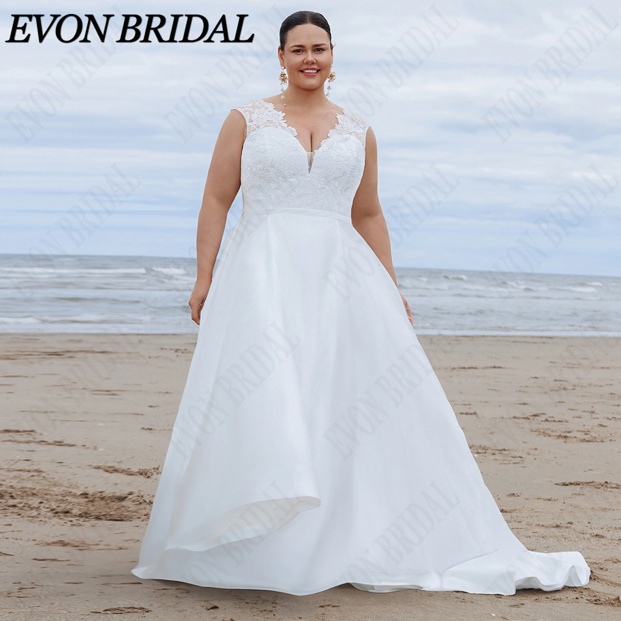 Фото EVON BRIDAL Свадебное Платье Большие Размеры Тонкие Бретельки Кружевные Аппликации Атлас Классический А-силуэт Спина В Пол Шлейф На Заказ Для Пышных Женщин Свадьба Церковь Элегантное Праздник №1