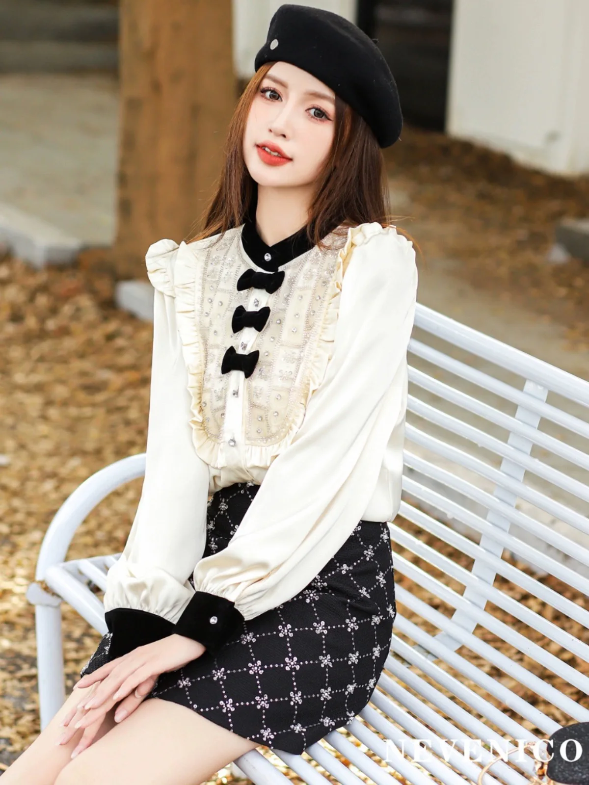 Блузка женская во французском стиле с воротником-стойкой и бантом