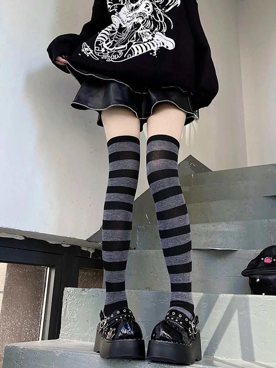 Фото Черно-серые полосатые гольфы, японские косплей, аниме, abby punk y2k babes, черно-белые тонкие чулки, носки до бедра jk №2