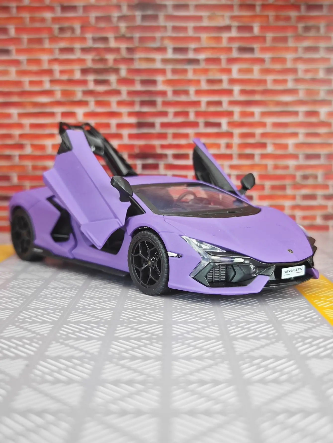 Фото Модель автомобиля Lamborghini Revuelto из сплава металлов в масштабе 1:32 с открывающимися дверями, имитацией звуковых и световых эффектов, богатой детализацией. №1