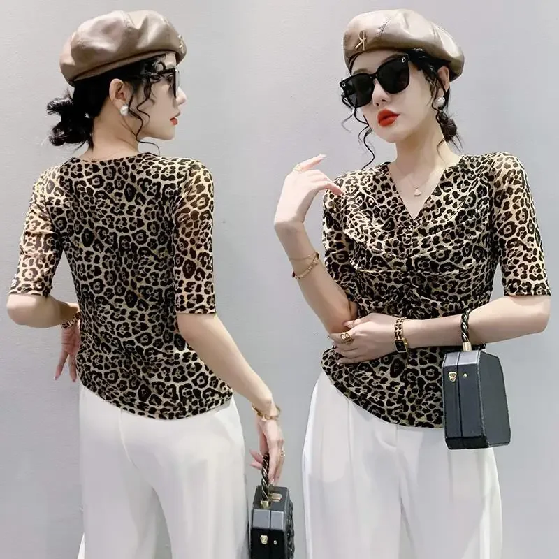 Модная футболка с v-образным вырезом и короткими рукавами принтом лето 2023 новый