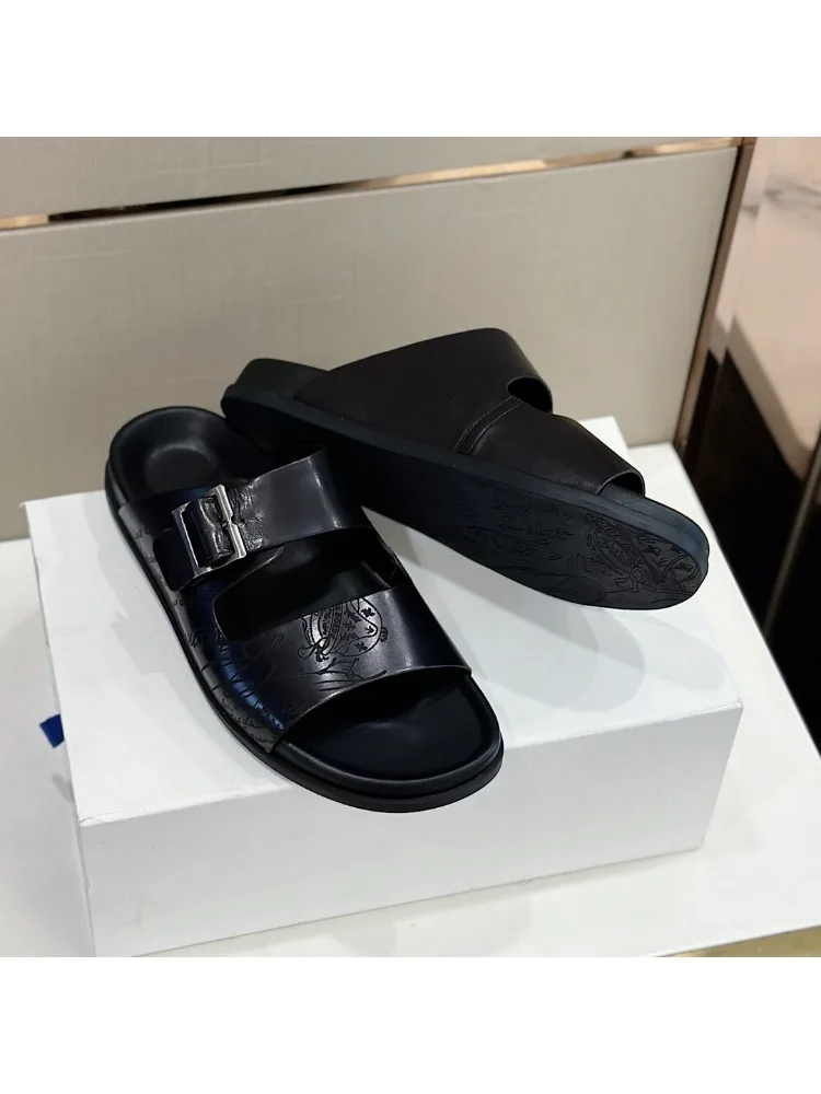 Мужские тапочки с узором и пряжкой из воловьей кожи ассиметричным рисунком