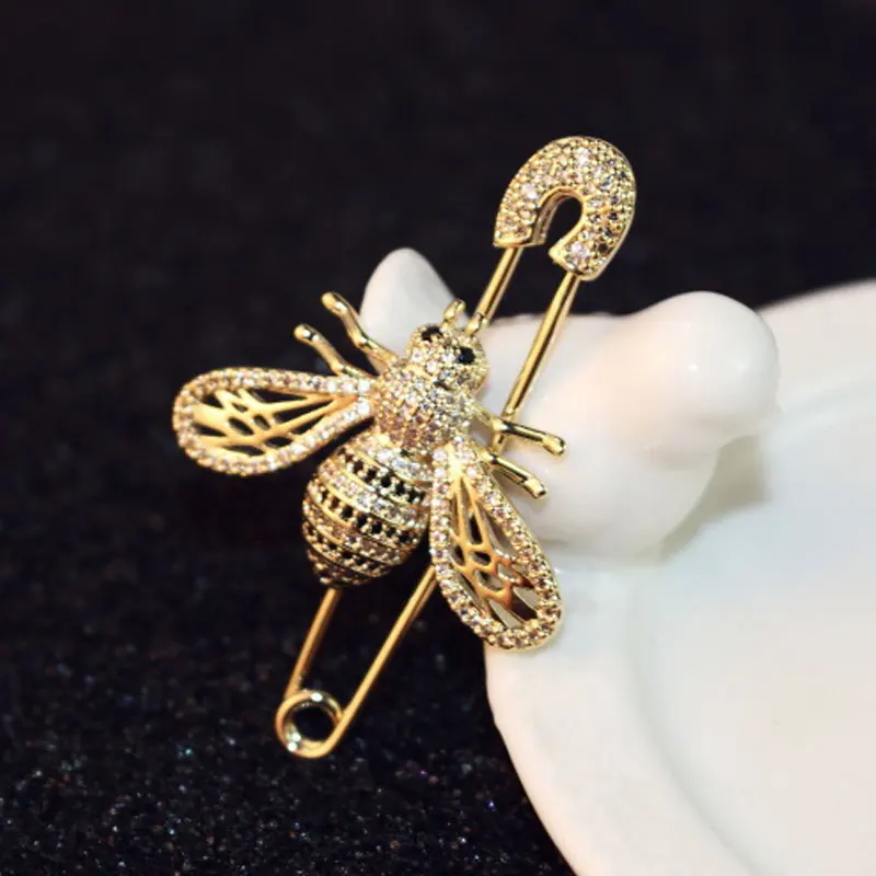 

Luxury Brand Full Crystal Gold Color Bee Brooches for Woman Shiny Hollow Bees Brooch Pin for Coat Scraf Fine Jewelry
