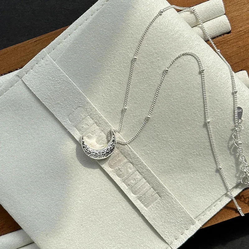 Очаровательное изогнутое ожерелье в форме полумесяца лавы вогнутой выпуклой