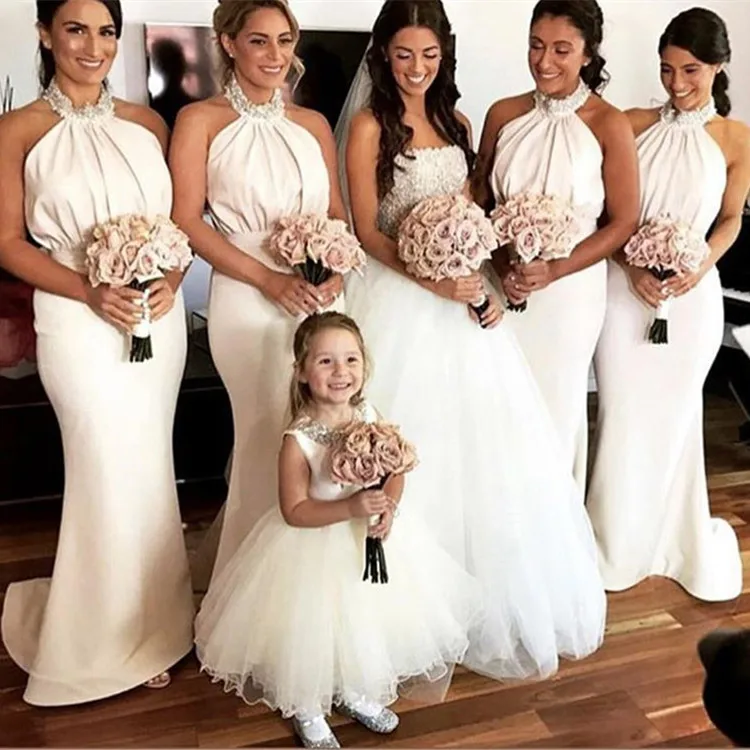 

Женское длинное атласное платье с лямкой на шее, модель 2023