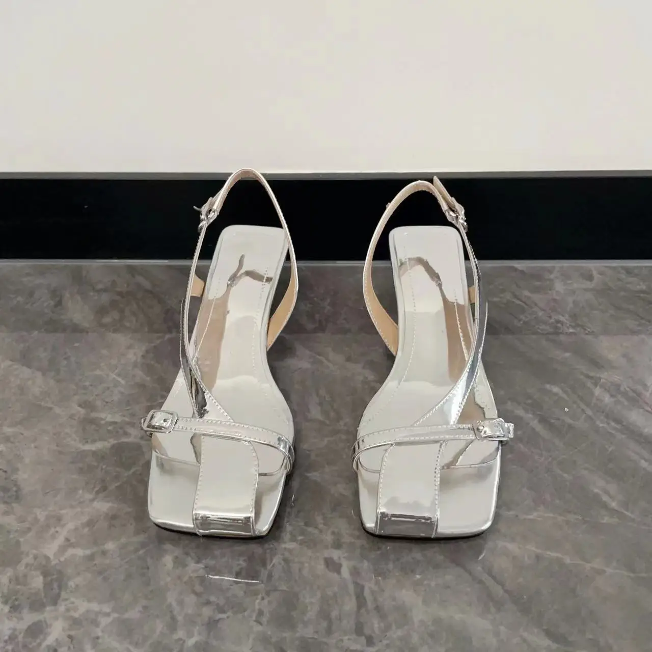 Туфли Tabi женские с закрытым носком боковые пустые однослойные сандалии пряжкой