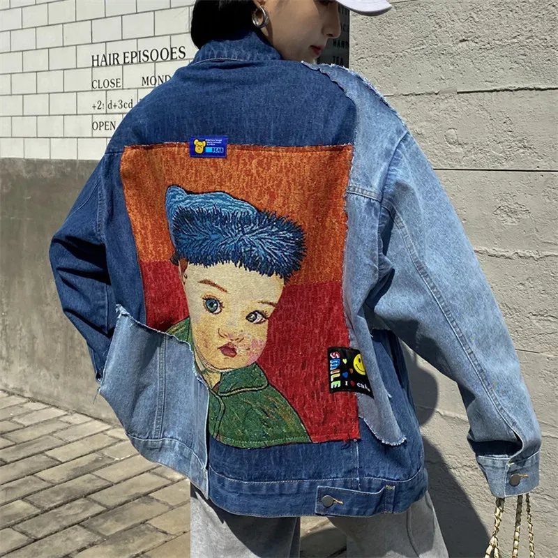 Женская джинсовая куртка с карманами свободная составного кроя отворотами и