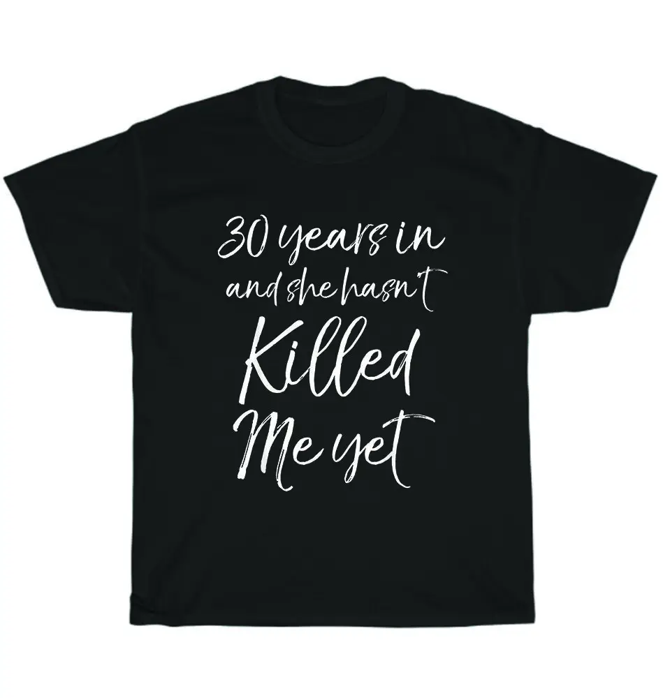 Футболка унисекс на годовщину 30 лет а она еще не убила меня