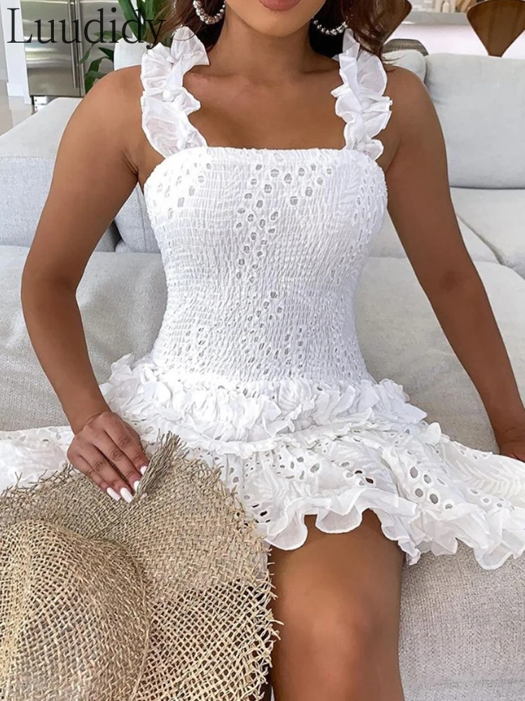 

Женское кружевное платье с оборками и квадратным вырезом