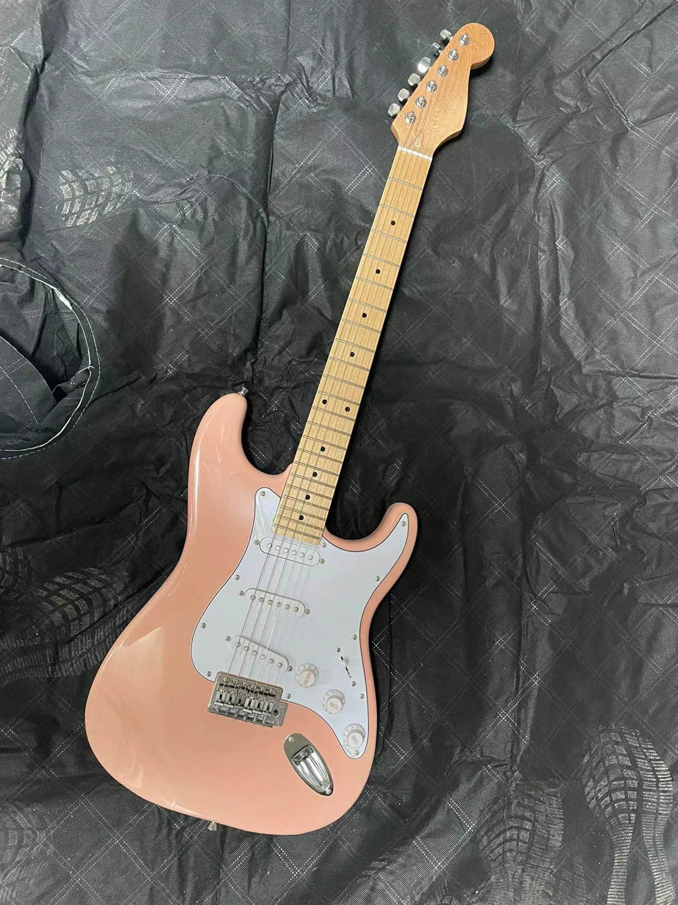 

Розовая гитара, высококачественный звукосниматель, гарантия качества, для мужчин и женщин rock, кленовый фингерборд, отличное качество