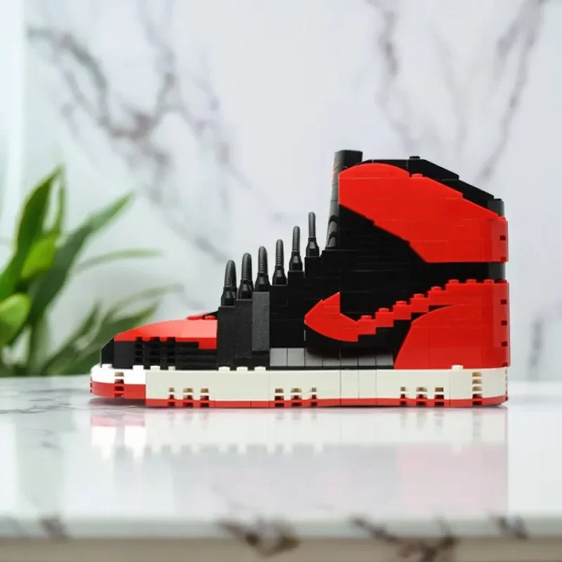 Фото Конструктор из 446 деталей: Классические кроссовки Nike AJ1 Bred 