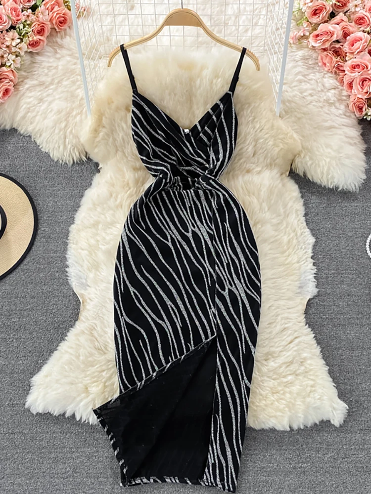 Женское платье на бретелях-спагетти элегантное облегающее с полосками зебры