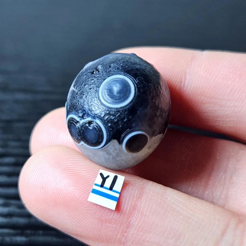 

Черный агат "Глаз", камень для дома