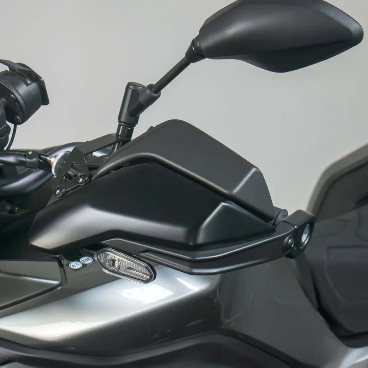 Фото Новые удлинители защитных щитков для рук (ветровики) для мотоциклов Yamaha Tracer 7 / Tracer 7GT 2025-2026 №4