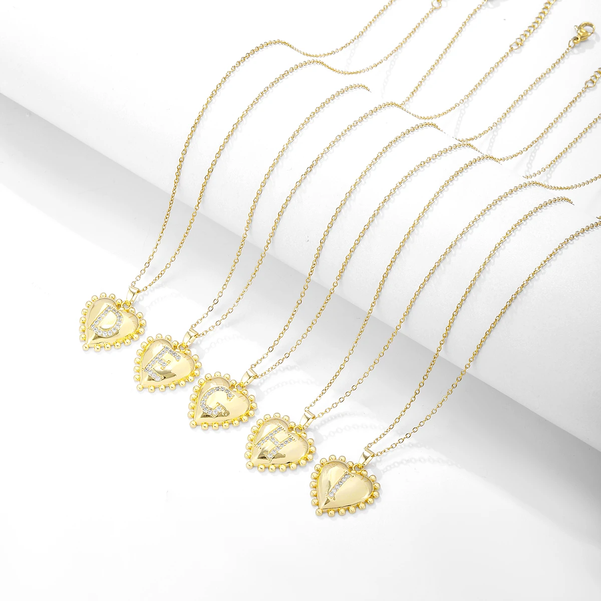 

Женское ожерелье с подвеской с буквами указывающих на начальном этапе, кубический цирконий, золотистый алфавит, подвеска в форме сердца, це...