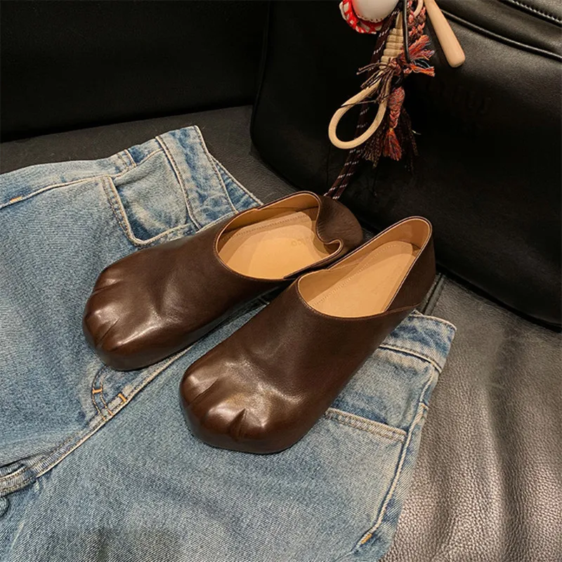 Модные женские туфли на плоской подошве из лакированной кожи с дизайном кошачьих