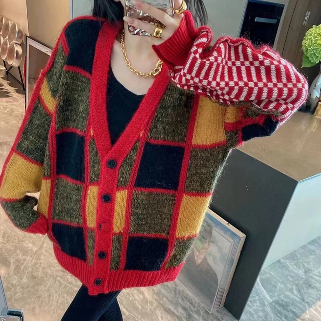 

2022 New Aututmn Winter Women Korean Fashion Contrast Vintage Diamond Silhouette Classic V-Neck Knit Red Plaid Cardigan Sweaters