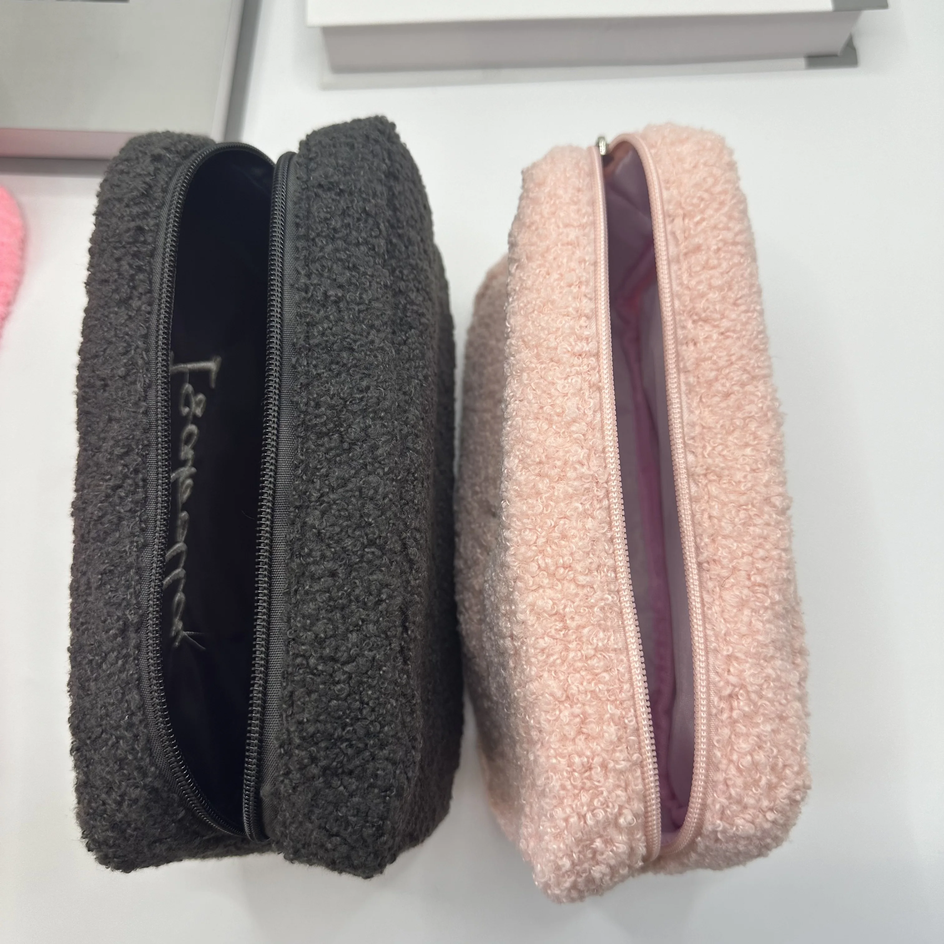 Персонализированная меховая сумка с вышивкой Тедди для макияжа дорожная именем