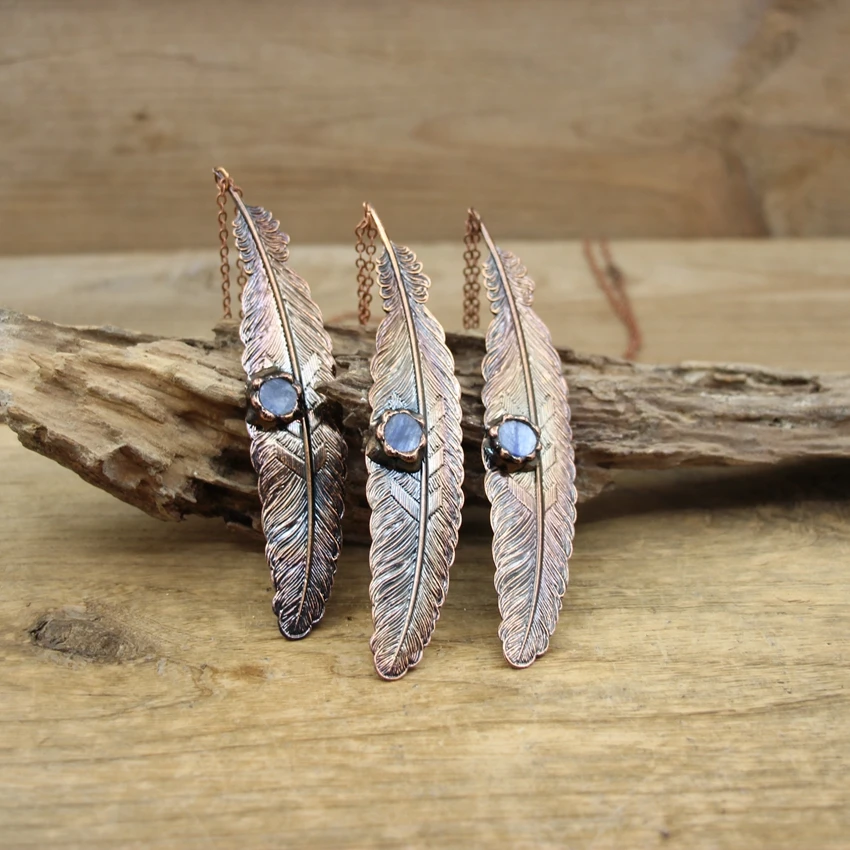 

Antique Copper Retro Feather Pendants,Soldered Bronze Natural Blue Kyanite Charms Necklace Women Boho Jewelry Gift,QC3299