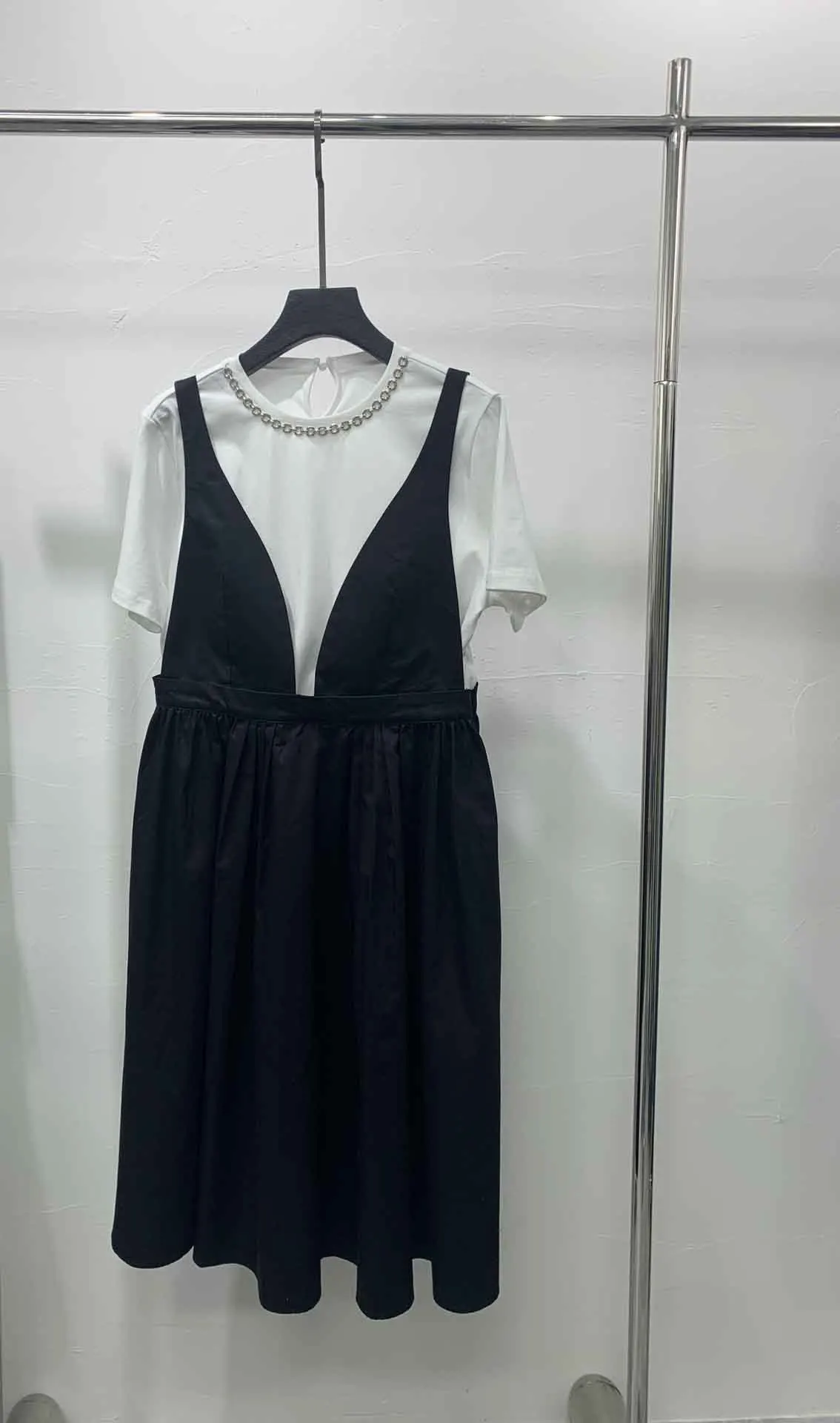 

Новое летнее платье с имитацией двух цветов с завышенной талией, песочные часы, подчеркивающие фигуру, украшают грудь