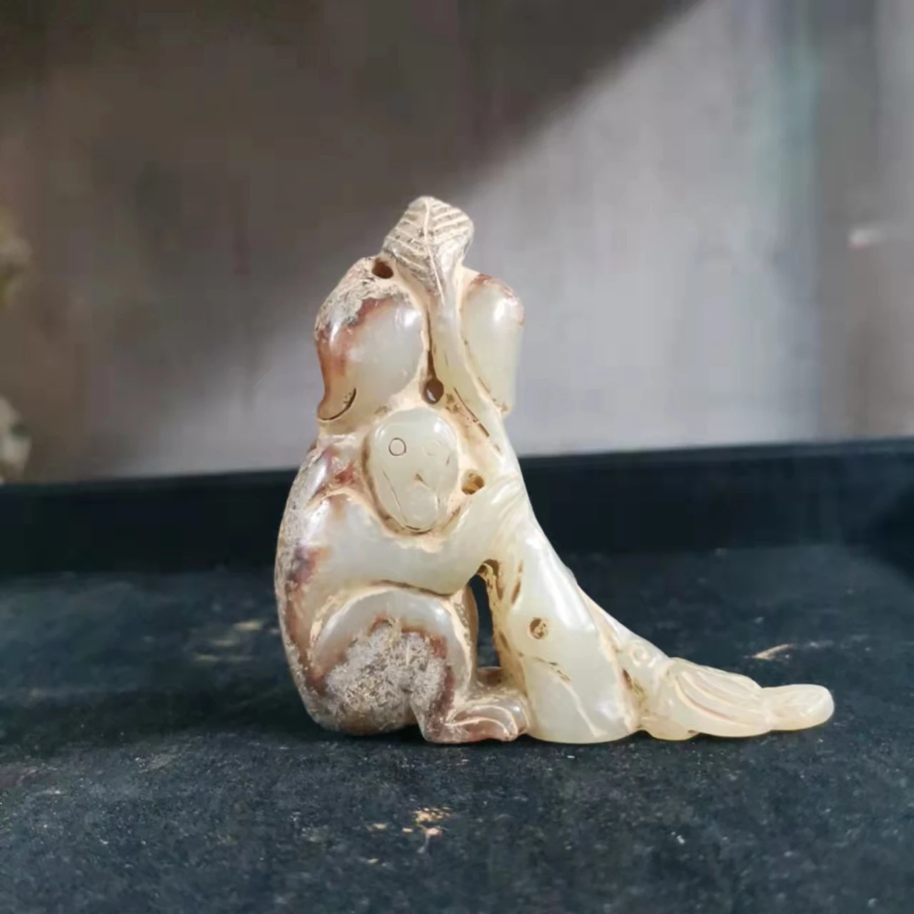 1Pcs/Lot Folk Collection Imitation Antiques Unearthed Hetian Jade Ancient Carving Ornamental  Animal Monkey Hugging Peach Tree