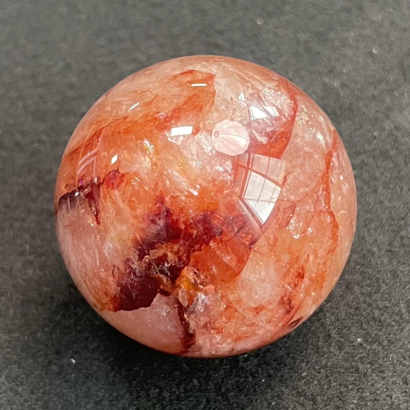 

85 г, натуральный камень, прозрачный фотоэлемент, Радужный красный хрустальный шар, каменное украшение, шероховатый цвет, фотоэлемент Y284