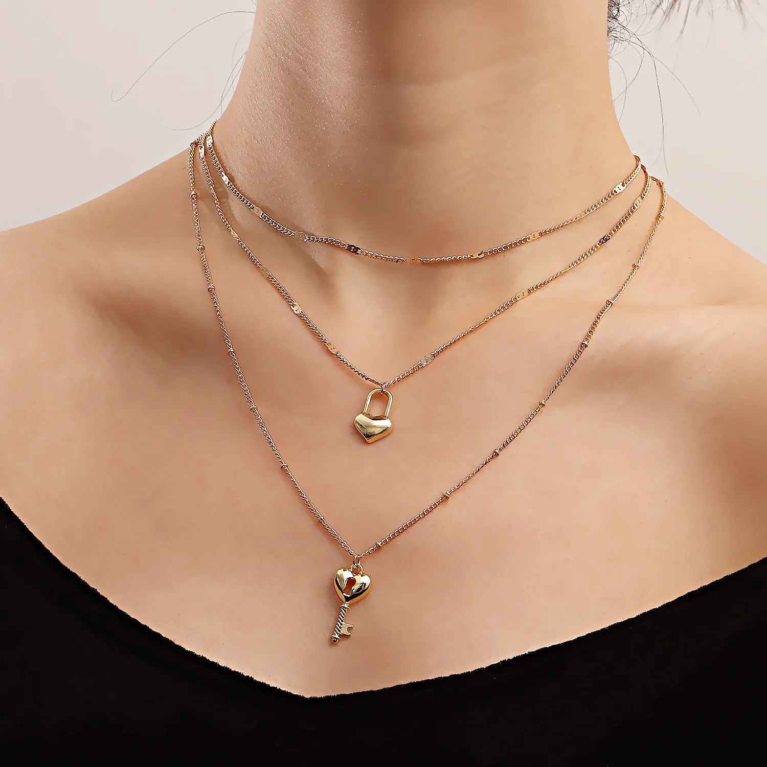 

Valentine's Day Exquisite Peach Heart Pendant Necklace Design Metallic Love Multilayer Short Pendant All-match Sweater Chain