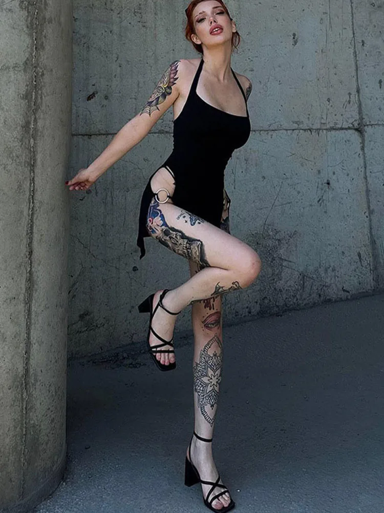 Однотонное мини-платье без рукавов с лямкой на шее и глубоким разрезом