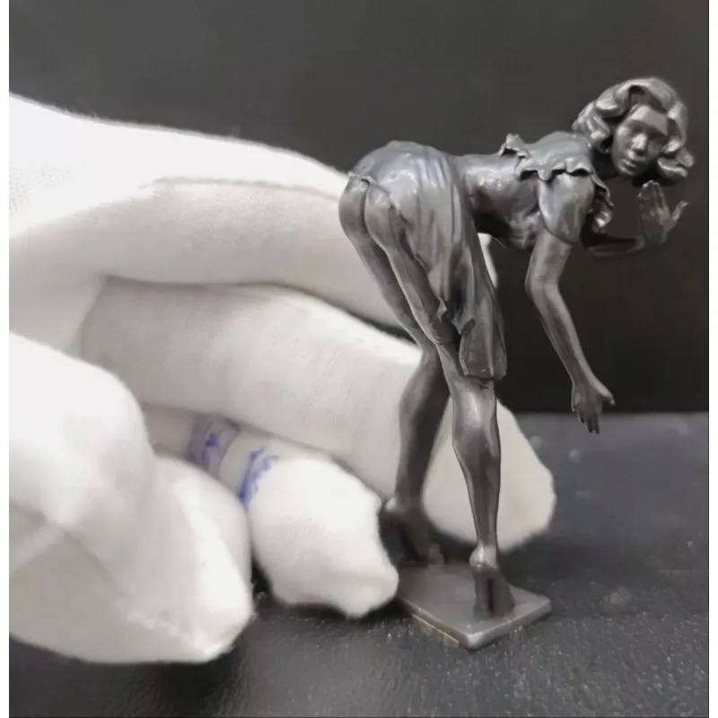 

Латунная статуя женщины