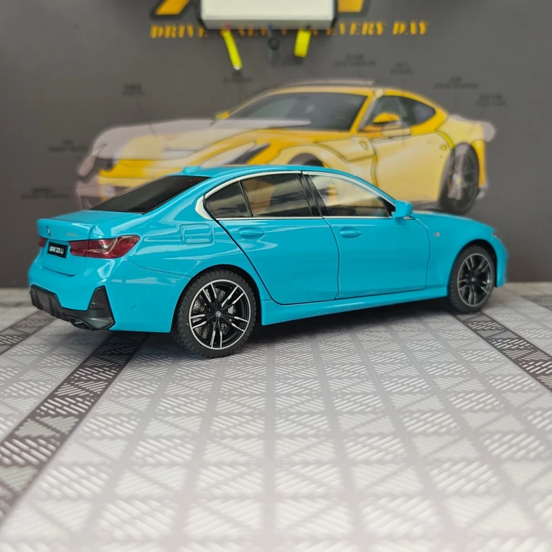 Фото Модель автомобиля BMW 325li из сплава, масштаб 1/24, с открывающимися дверями с обеих сторон, а также с открывающимися передним капотом и дверцей багажника. №5
