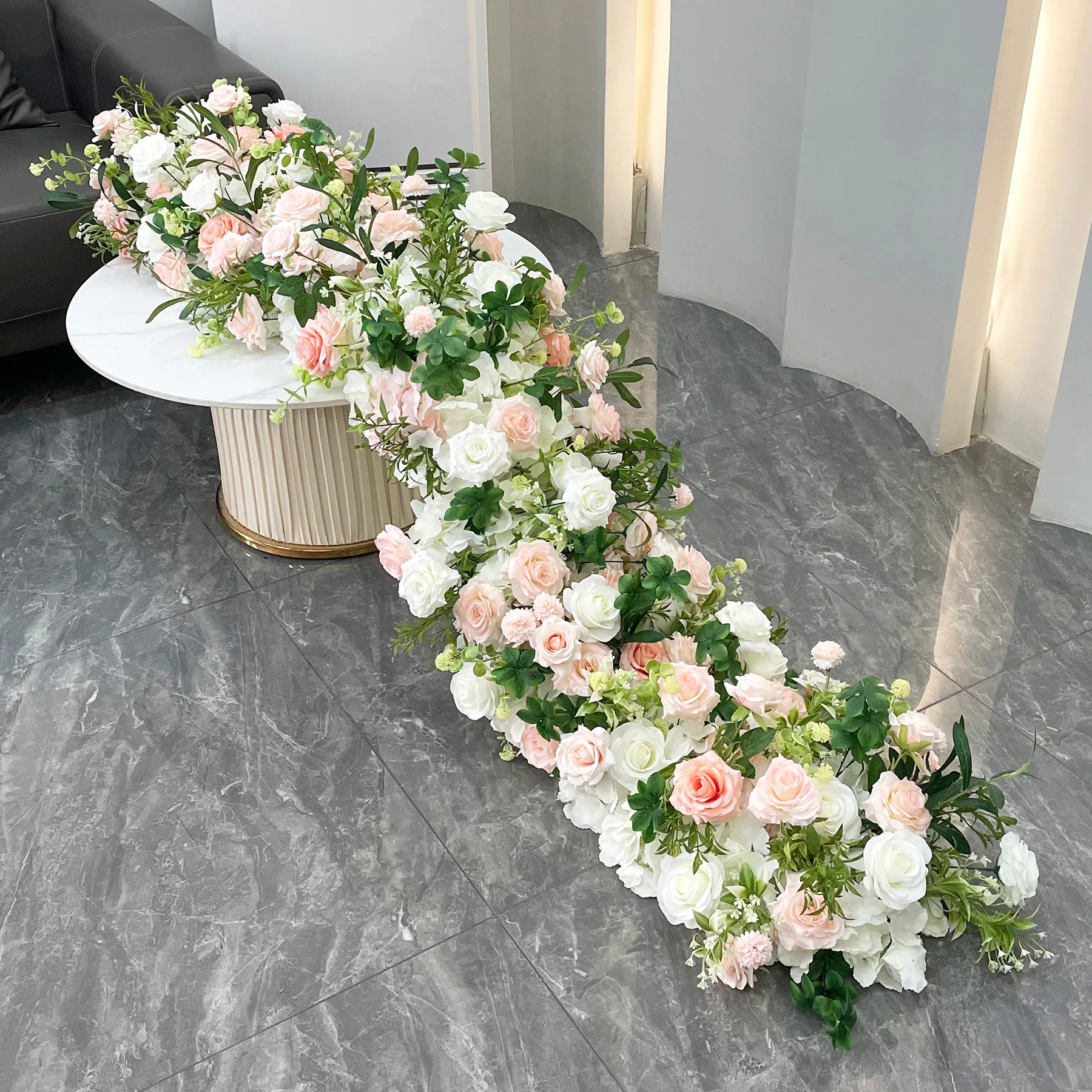 Фото Искусственные розы Uflower розового цвета с зеленью, цветочная композиция для свадебного стола, фон для фотозоны, декор для арки, украшение для сцены, цветочные композиции для мероприятий №2