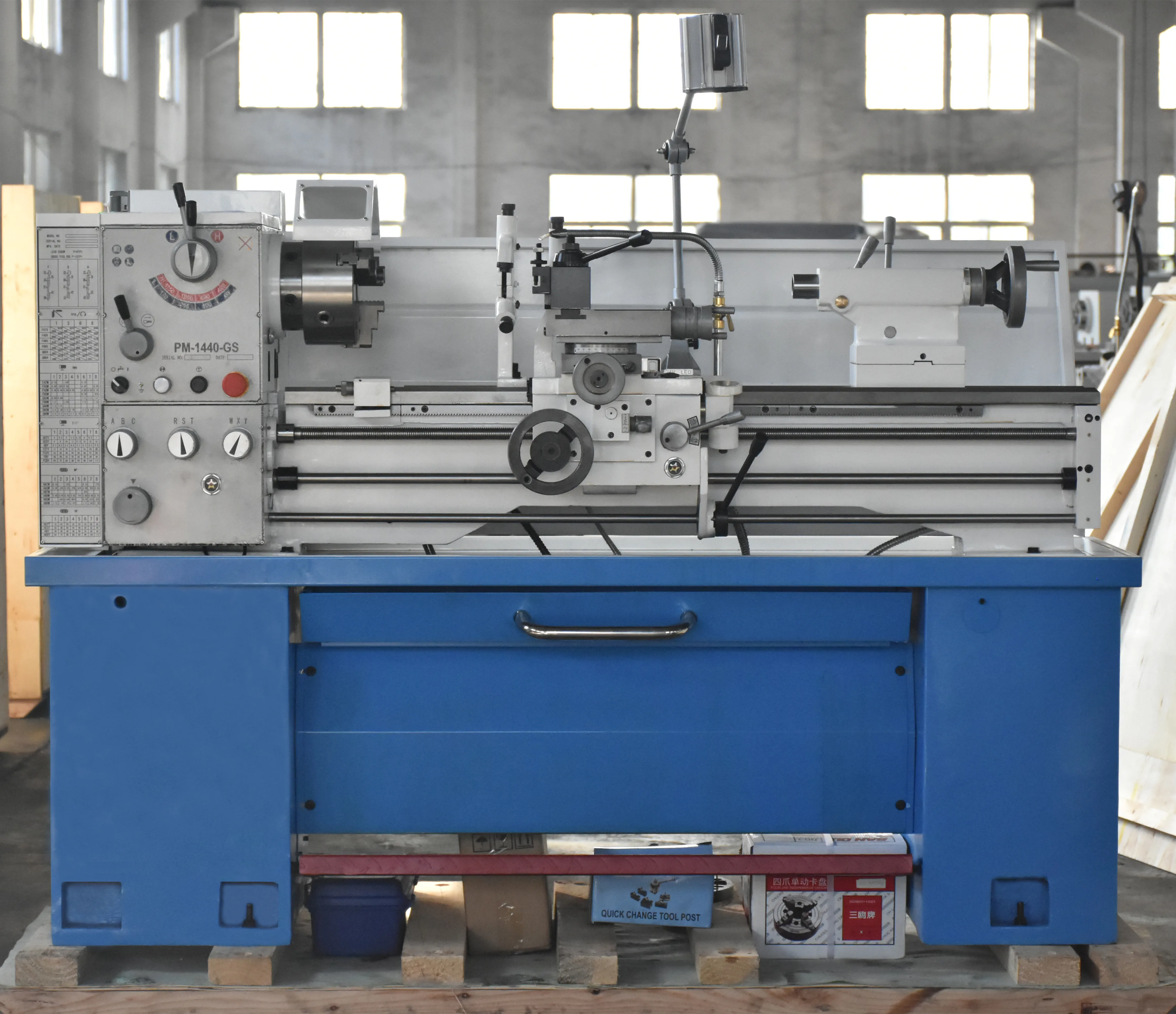 Токарный станок по металлу с двигателем CQ6236D*1000