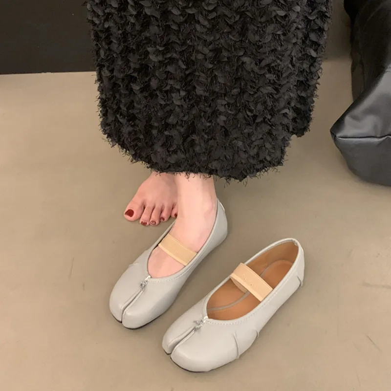 Женские туфли на плоской подошве с разрезом без застежки