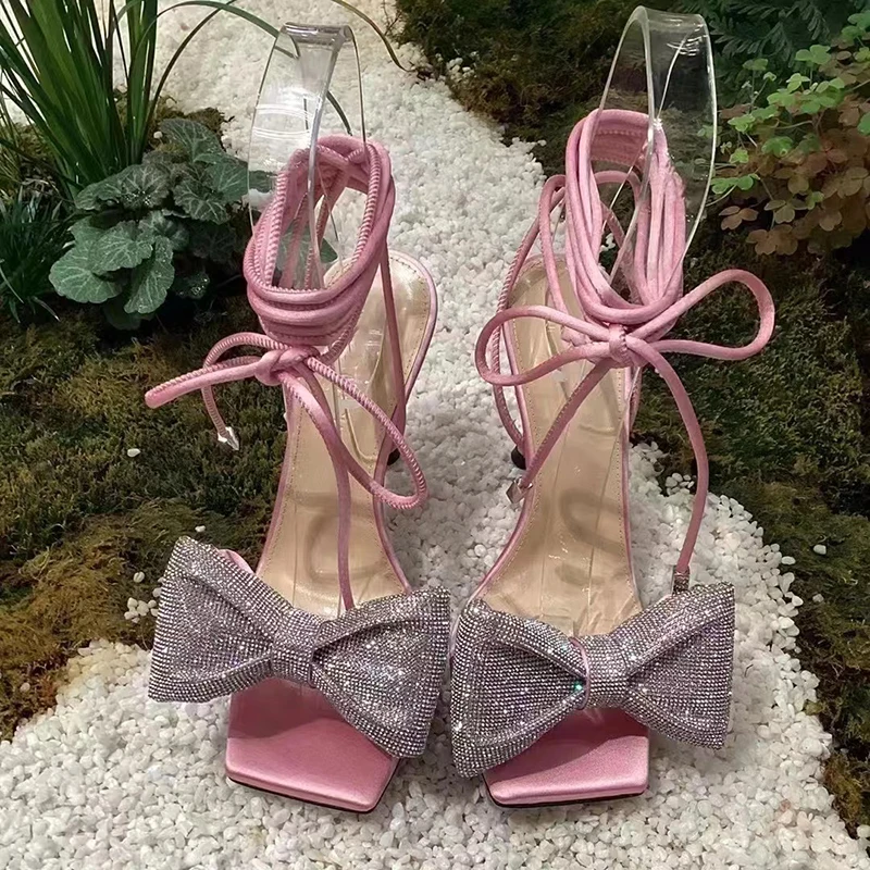 

Светильник роскошные стразы летние туфли на шпильках с бантом Новинка сандалии с открытым носком на шнуровке с квадратным носком милые розовые женские туфли-лодочки