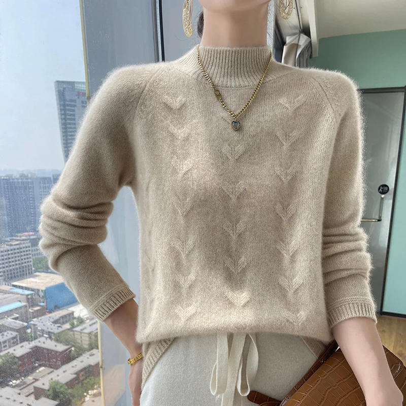 Женский свитер с полувысоким воротом