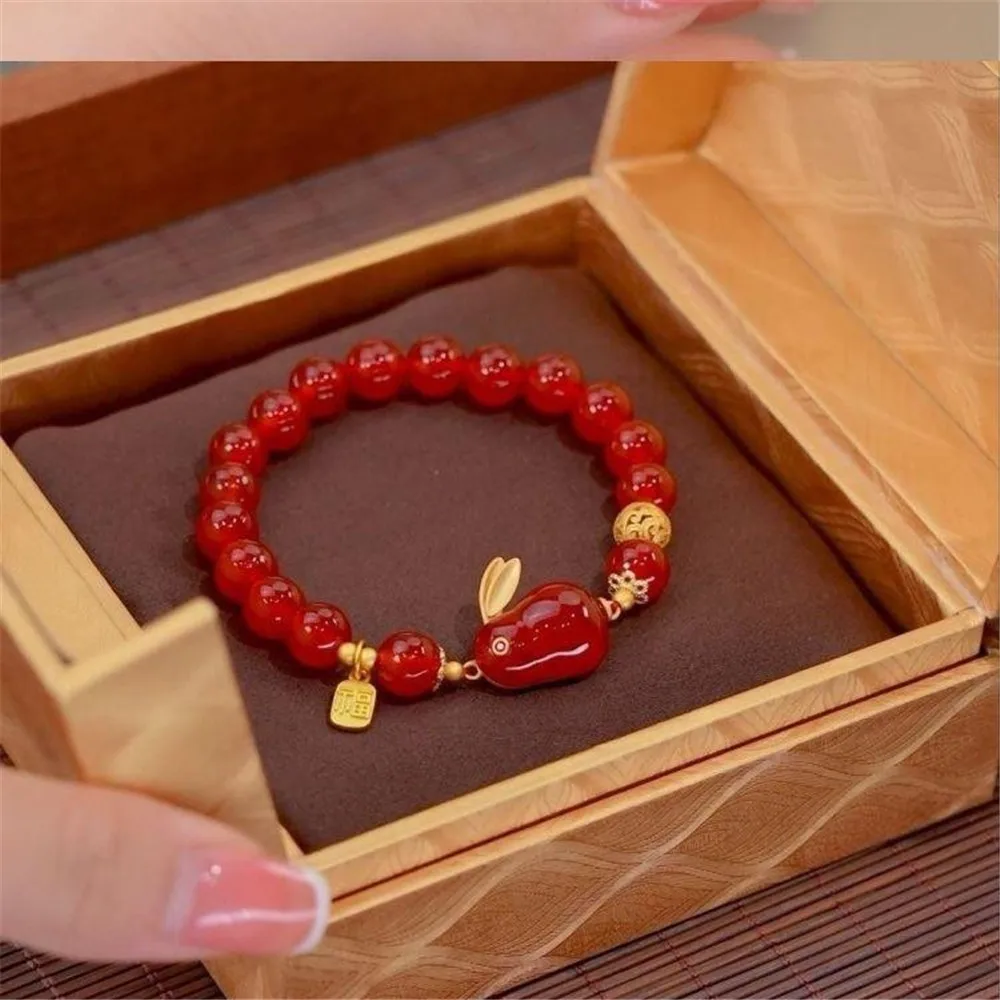 

Браслет с подвеской в виде кролика из натурального красного агата