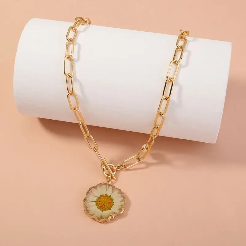 

Luxury Women Necklace Gold Color Chain Necklace With Flower Unique Dried Flower Round Pendant Necklaces Chains Jewelry Wholesale
