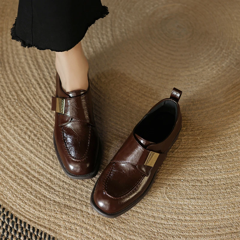 Фото Повседневные туфли-лоферы в стиле ретро с жатой текстурой, металлической пряжкой и низким массивным каблуком №3