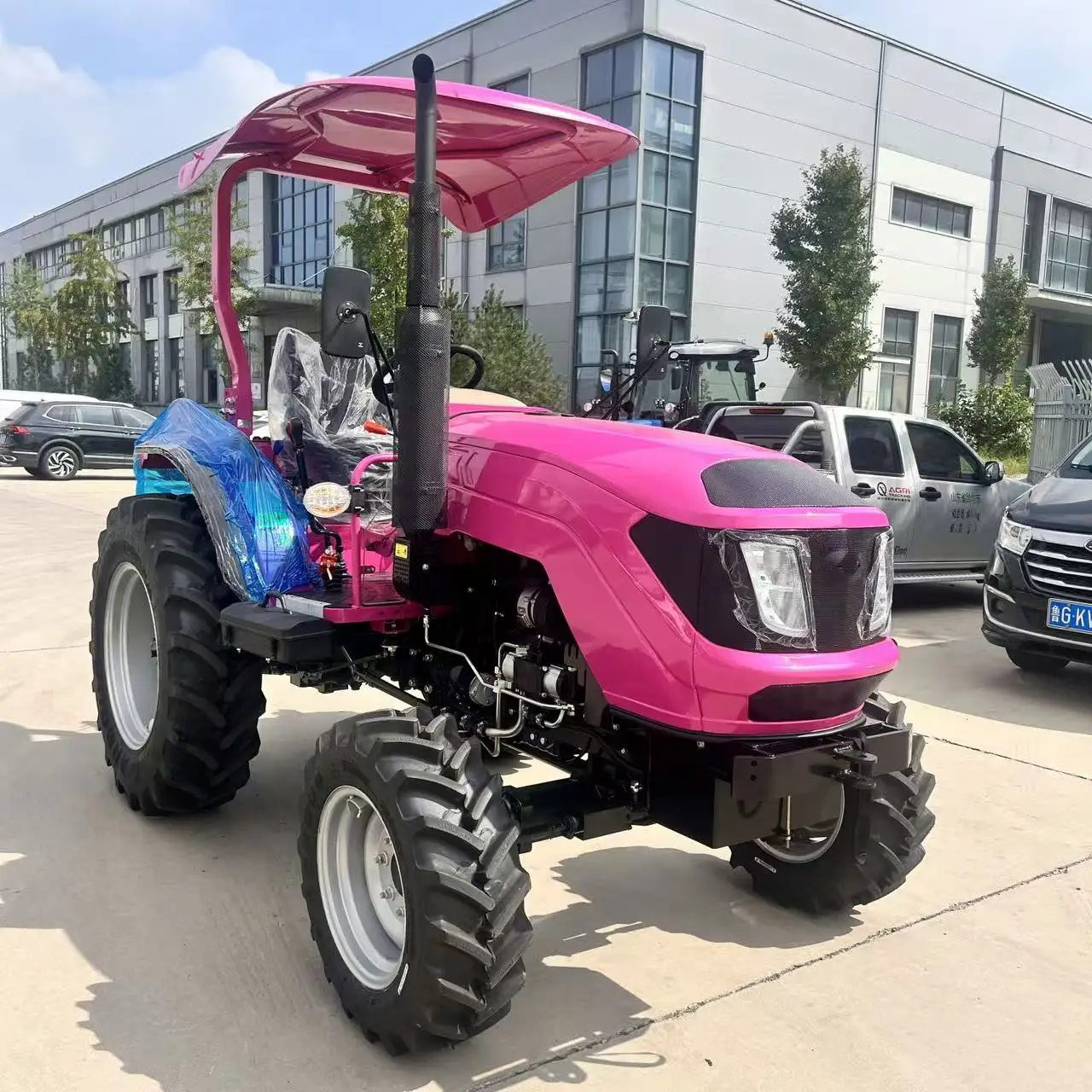 Фото Продается: мини-трактор CE COC 4X4 мощностью 25-150 л.с. с бульдозерным и погрузочным отвалами; допущен к эксплуатации на дорогах общего пользования. №1
